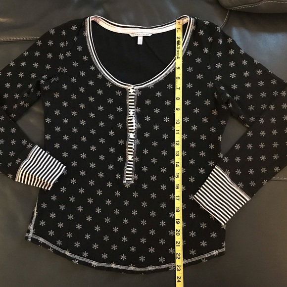 Rare Victoria’s Secret fireside thermal black with white snowflakes PJ set - Picture 9 of 16